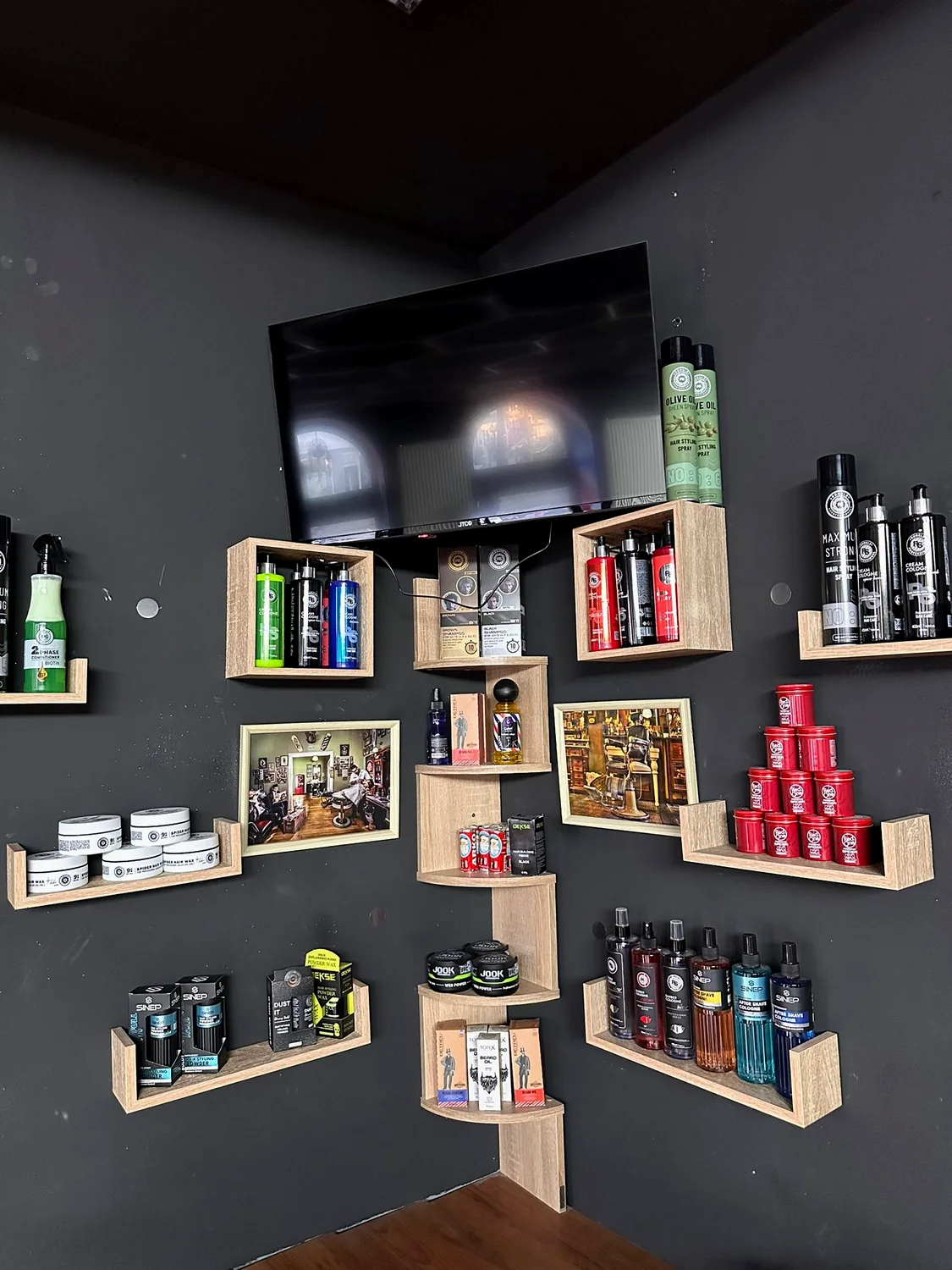Produktregale und Stylingbereich
